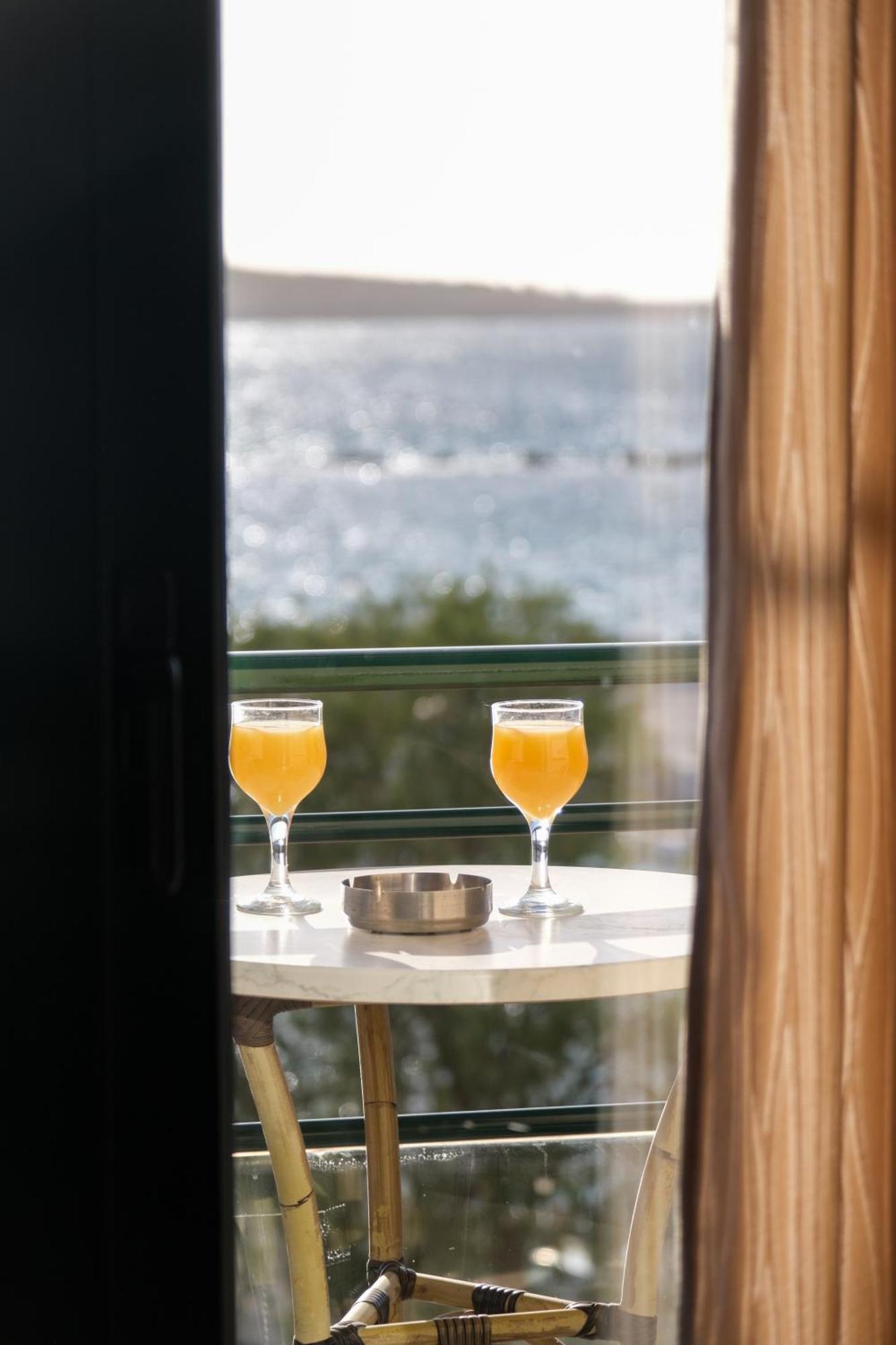 Arocaria Apartments Chrissi Akti Chania Exterior foto